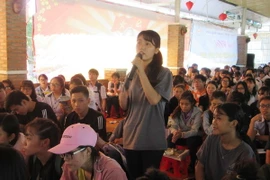 Học sinh đặt câu hỏi nhờ các chuyên gia tư vấn mùa thi giải đáp. (Ảnh: Nguyễn Thành/TTXVN)