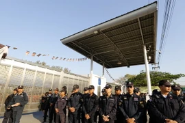 Cảnh sát Thái Lan chuẩn bị khám xét ngôi đền Wat Phra Dhammakaya ở tỉnh Pathum Thani ngày 16/2. (Nguồn: EPA/TTXVN)
