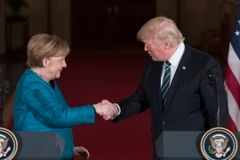 Tổng thống Mỹ Donald Trump (phải) và Thủ tướng Đức Angela Merkel (trái) đã có cuộc hội đàm thượng đỉnh đầu tiên tại Nhà Trắng kể từ khi ông Trump trở thành Tổng thống thứ 45 của Hoa Kỳ. (Nguồn: EPA/TTXVN)