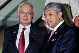 Thủ tướng Malaysia Najib Razak (trái) và Phó Thủ tướng Ahmad Zahid Hamidi sau cuộc họp khẩn Hội đồng An ninh quốc gia về căng thẳng với Triều Tiên ở Subang ngày 7/3. (Nguồn: EPA/TTXVN)