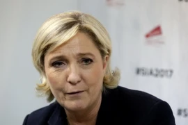 Bà Marine Le Pen (trái) tại thủ đô Paris ngày 28/2. (Nguồn: AFP/TTXVN)