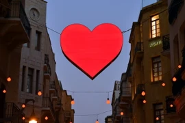 Khu phố mua sắm ở thủ đô Beirut,Liban trang hoàng chào đón Ngày lễ Tình yêu. (Nguồn: EPA/TTXVN)