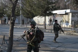 Lực lượng an ninh Afghanistan điều tra tại hiện trường một vụ đánh bom tại bệnh viện quân đội ở Kabul. (Ảnh minh họa: AFP/TTXVN)