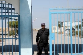 Lực lượng vũ trang Hamas gác tại cửa khẩu Erez gần thị trấn Beit Hanun ở Dải Gaza ngày 26/3. (Nguồn: EPA/TTXVN)