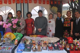 Đại sứ Lê Linh Lan và các quan khách chụp ảnh lưu niệm tại không gian văn hóa Việt Nam. (Ảnh: Việt Hùng-Bảo Trung/Vietnam+)