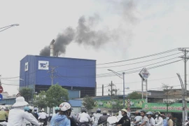 Khói thải từ một cơ sở sản xuất trên đường Trường Chinh, quận Tân Bình. (Ảnh: Mạnh Linh/TTXVN)