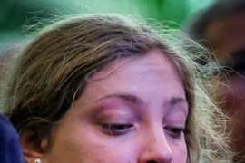 Một số người đã không kìm được nước mắt khi bài quốc ca Pháp vang lên. (Ảnh: Minh Sơn/Vietnam+)