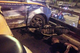 Người bị thương nằm la liệt trên cầu khi xảy ra vụ việc. (Ảnh: Minh Sơn/Vietnam+)