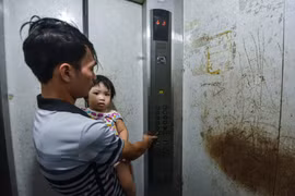 Chiếc thang máy độc nhất của tòa nhà cũng bị xuống cấp nghiêm trọng. Nhiều người dân tại đây cho biết, việc thang máy bị ‘rơi tự do’ là chuyện thường ngày. (Ảnh: Minh Sơn/Vietnam+)