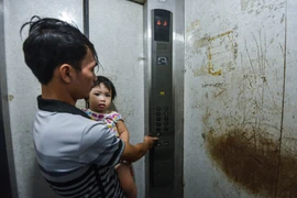 Chiếc thang máy độc nhất của tòa nhà cũng bị xuống cấp nghiêm trọng. Nhiều người dân tại đây cho biết, việc thang máy bị ‘rơi tự do’ là chuyện thường ngày. (Ảnh: Minh Sơn/Vietnam+)