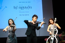 Trương Nhật Hoàng (Hoàng Rob) đang biểu diễn cho khán giả nghe một tác phẩm trong dự án 'Tự nguyện'. (Ảnh: Minh Sơn/Vietnam+)