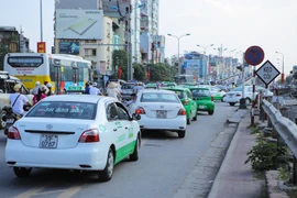 Dạo một vòng quanh Hà Nội không khó để bắt gặp cảnh taxi rồng rắn dừng đỗ trái phép. Thậm chí ngay dưới biển báo cấm dừng đỗ. (Ảnh: Minh Sơn/Vietnam+)