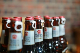 Bia Đại Việt là đơn vị tiên phong tại Việt Nam sản xuất loại bia chai có nắp giật đem lại sự tiện dụng và mới lạ giúp người tiêu dùng thưởng thức bia ngay mà không cần dùng tới dụng cụ khui nắp. (Ảnh: Minh Sơn/Vietnam+)