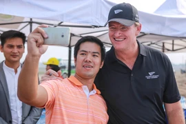 Ernie Els chụp ảnh cùng người hâm mộ. (Ảnh: Minh Sơn/Vietnam+)