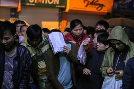 Cảnh tượng chen nhau không phải là hiếm. (Ảnh: Minh Sơn/Vietnam+)