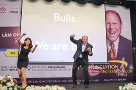 Paul Gruber luôn quan niệm, học phát âm là một trò chơi với âm lượng, khi phát âm chúng ta như đang hát một bản nhạc. (Ảnh: Minh Sơn/Vietnam+)