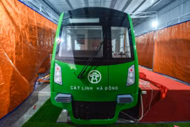 Đây là toa tàu mẫu trong 13 đoàn tàu mà Ban quản lý dự án đường sắt (Bộ Giao thông Vận tải) dự kiến mua cho dự án đường sắt đô thị Cát Linh-Hà Đông. (Ảnh: Minh Sơn/Vietnam+)