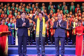Đây là lần thứ 8 Tập đoàn Hoa Sen tham gia Giải thưởng Sao Vàng đất Việt và liên tiếp nhận giải. Trước đó, Tập đoàn đã 2 lần được vinh danh trong Top 10 Sao Vàng Đất Việt vào các năm 2009 và 2013. Ảnh: Phó Thủ tướng Nguyễn Xuân Phúc và Bí thư th