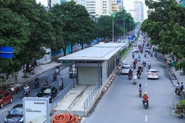 Dù đã hoàn thành rất lâu nhưng các nhà chờ xe buýt hiện đại đầu tiên của Hà Nội BRT (bến xe Yên Nghĩa - Kim Mã) nhưng vẫn chưa đưa vào sử dụng và đang có dấu hiệu xuống cấp nhanh chóng. (Ảnh: Minh Sơn/Vietnam+)
