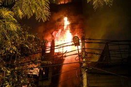 Vụ cháy lúc nửa đêm khiến 2 căn nhà bị thiêu rụi hoàn toàn. (Ảnh: Minh Sơn/Vietnam+)