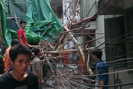 [Photo] Hiện trường vụ giàn giáo nhà cao tầng đổ sập vào nhà dân