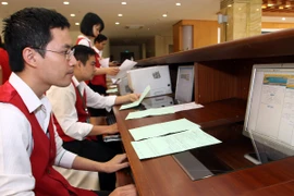 Năm mã chứng khoán niêm yết tăng, giảm mạnh nhất tuần 