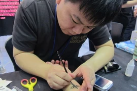 Giới trẻ Hàn Quốc xếp hàng dài đợi xăm hình siêu tốc 