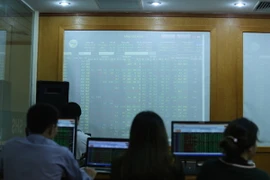 Năm mã chứng khoán niêm yết tăng, giảm mạnh nhất tuần
