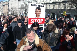 Những người kinh doanh nhỏ và vừa ở Séc tham gia biểu tình phản đối EET tại Praha. (Ảnh: Trần Quang Vinh/Vietnam+)