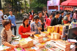 Phố Sách Xuân Đinh Dậu thu hút đông đảo người dân tới xem và mua sách. (Ảnh: Minh Đức/TTXVN)