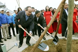 Chủ tịch Ủy ban Trung ương Mặt trận Tổ quốc Việt Nam Nguyễn Thiện Nhân và các đại biểu trồng cây tại khuôn viên khu Văn Miếu. (Ảnh: Nguyễn Dân/TTXVN)