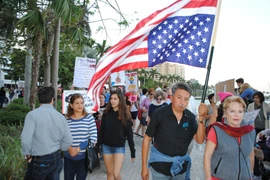 Biểu tình phản đối sắc lệnh của Tổng thống Trump ở West Palm Beach, Florida, Mỹ. (Nguồn: AFP/TTXVN)