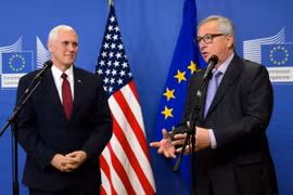 Phó Tổng thống Mỹ Mike Pence (trái) và Chủ tịch Ủy ban châu Âu Jean-Claude Juncker (phải) tại cuộc gặp ở Brussels, Bỉ ngày 20/2. (Nguồn: AFP/TTXVN)