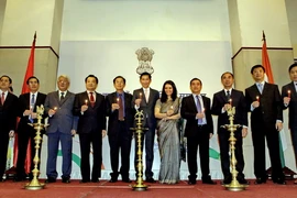 Nghi thức thắp đèn truyền thống của Ấn Độ tại lễ kỷ niệm. (Ảnh: Thế Anh/TTXVN)