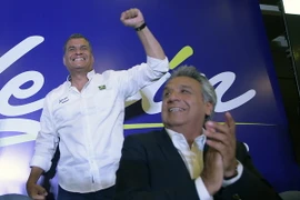 Tổng thống Rafael Correa (trái) và ứng cử viên Lenin Moreno (phải) trước khi công bố kết quả sơ bộ cuộc bầu cử ở Quito, Ecuador. (Nguồn: AFP/TTXVN)