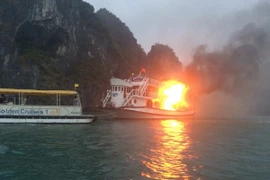 Hiện trường vụ tàu Ánh Dương QN 3598 bị cháy trên vịnh Hạ Long. (Ảnh: Văn Đức/TTXVN)