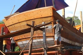 Từ số tiền bồi thường, ngư dân thị trấn Thuận An, huyện Phú Vang đầu tư đóng mới tàu cá vươn khơi xa. (Ảnh: Hồ Cầu/TTXVN)