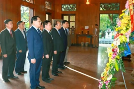 Thủ tướng Nguyễn Xuân Phúc đến dâng hương tưởng niệm Chủ tịch Hồ Chí Minh tại Khu Di tích Quốc gia đặc biệt Kim Liên. (Ảnh: Thống Nhất/TTXVN)