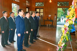 Thủ tướng Nguyễn Xuân Phúc đến dâng hương tưởng niệm Chủ tịch Hồ Chí Minh tại Khu Di tích Quốc gia đặc biệt Kim Liên. (Ảnh: Thống Nhất/TTXVN)