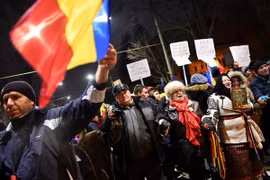 Hàng chục nghìn người tham gia cuộc biểu tình chống Chính phủ ở thủ đô Bucharest, Romania. (Nguồn: AFP/TTXVN)