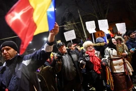 Hàng chục nghìn người tham gia cuộc biểu tình chống Chính phủ ở thủ đô Bucharest, Romania. (Nguồn: AFP/TTXVN)