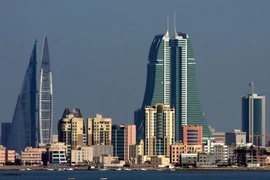 Xe của cảnh sát chống bạo động Bahrain tuần tra tại ngoại ô Manama nhằm ngăn chặn những người biểu tình quá khích. (Nguồn: AFP/TTXVN)