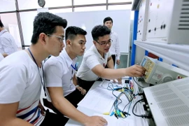 Sinh viên ngành điện tử viễn thông trong giờ thực hành. (Ảnh: Phương Vy/TTXVN)