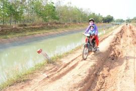 Đi ăn giỗ về, chồng chở vợ con bị trượt xuống kênh mất tích