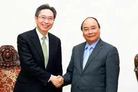 Thủ tướng Nguyễn Xuân Phúc tiếp ông Takashi Oyamada, Tổng giám đốc Ngân hàng BTMU. (Ảnh: Thống Nhất/TTXVN)