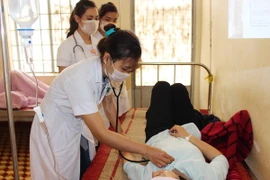 Các y bác sĩ thăm khám cho các nữ tu. (Ảnh: Dương Giang/TTXVN)