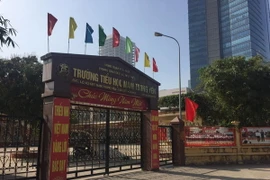 Trường Tiểu học Nam Trung Yên, nơi xảy ra vụ việc xe ô tô đâm gãy chân học sinh. (Ảnh: PV/Vietnam+)