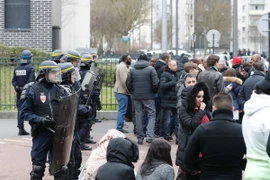 Cảnh sát chống bạo động Pháp tăng cường an ninh khi người dân tham gia biểu tình ở Aulnay-sous-Bois. (Nguồn: AFP/TTXVN)