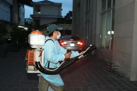 Phun xịt thuốc chống muỗi tại quận 3. (Ảnh: Phương Vy/TTXVN)