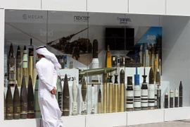 Khách hàng tham quan Triển lãm Quốc phòng Quốc tế 2017. (Nguồn: Reuters)